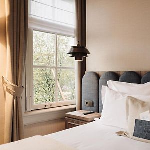 Zimmer mit Kingsize-Bett